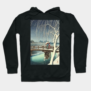 Japanese Art: Winter's Grace - Two Ladies in Kimonos on a Snowy Bridge Hoodie